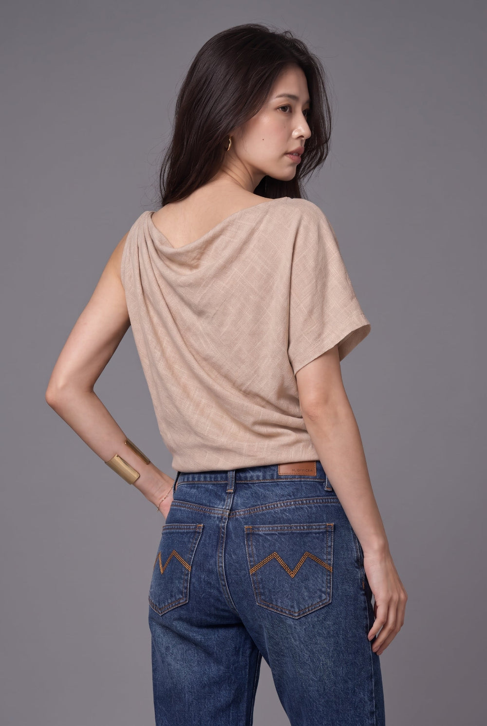 BLUSA APLICAÇÃO OMBRO